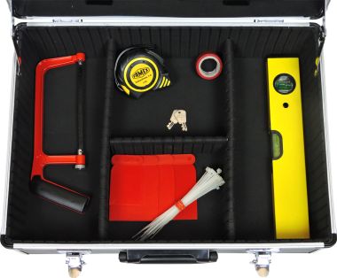 Kofferboden mit variabler Facheinteilung bietet viel Platz für Werkzeug
